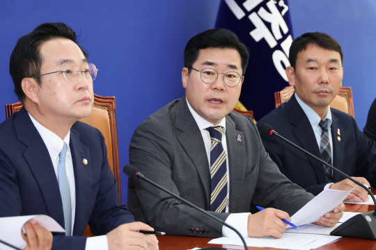 박찬대 더불어민주당 원내대표가 3일 국회에서 현안 관련 기자간담회를 하고 있다.<연합뉴스>
